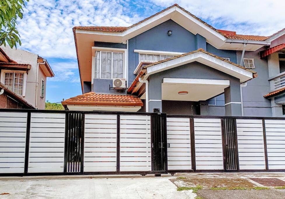 קאג'אנג Tenang Retreat Holiday Home 3Bedroom 3Bath 2Parking מראה חיצוני תמונה